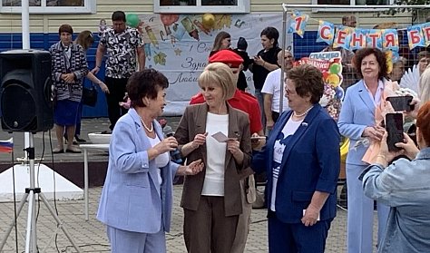Прозвенел первый школьный звонок